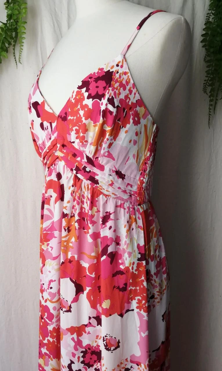 Vestido largo fluido con estampado floral y espalda fruncida "Belcci" – photo 2